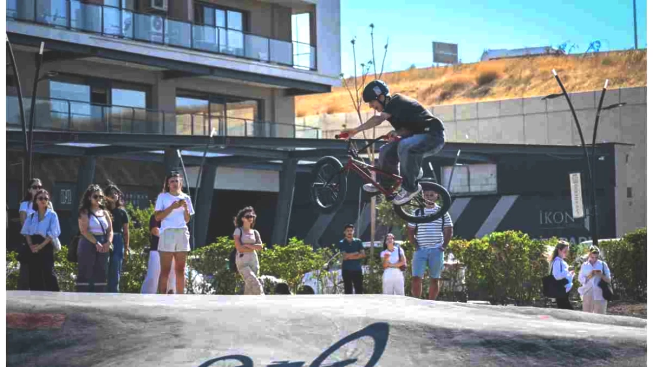 Üniversiteli Gençler Pump Track Parkı'nda Heyecan Verici Deneyimleri Paylaşıyor!